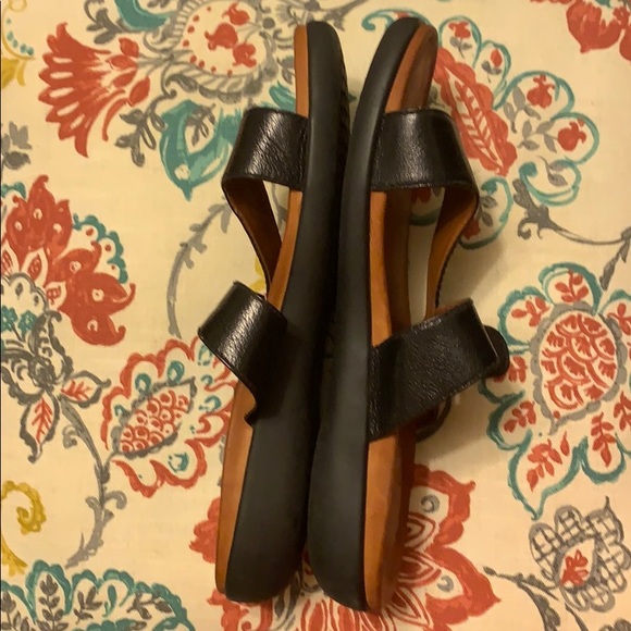 Gentle Souls Kenneth Cole Slides 🤎 - Picture 3 of 3